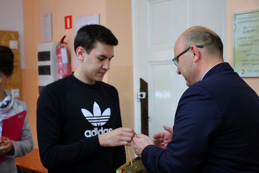Legnicki oddział spółki Tauron S.A. obdarował uczniów Energetyka