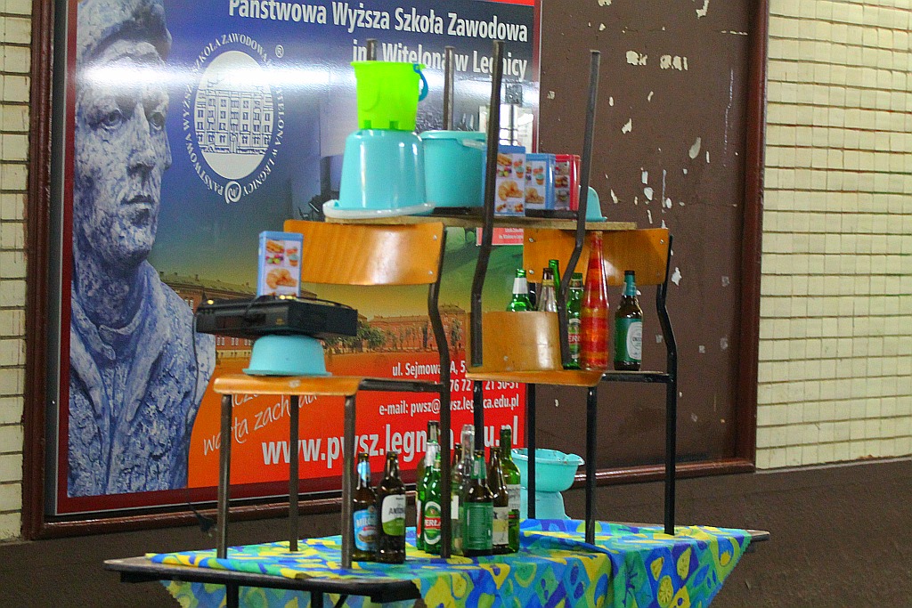 Mistrzowie performance'u na legnickim dworcu kolejowym