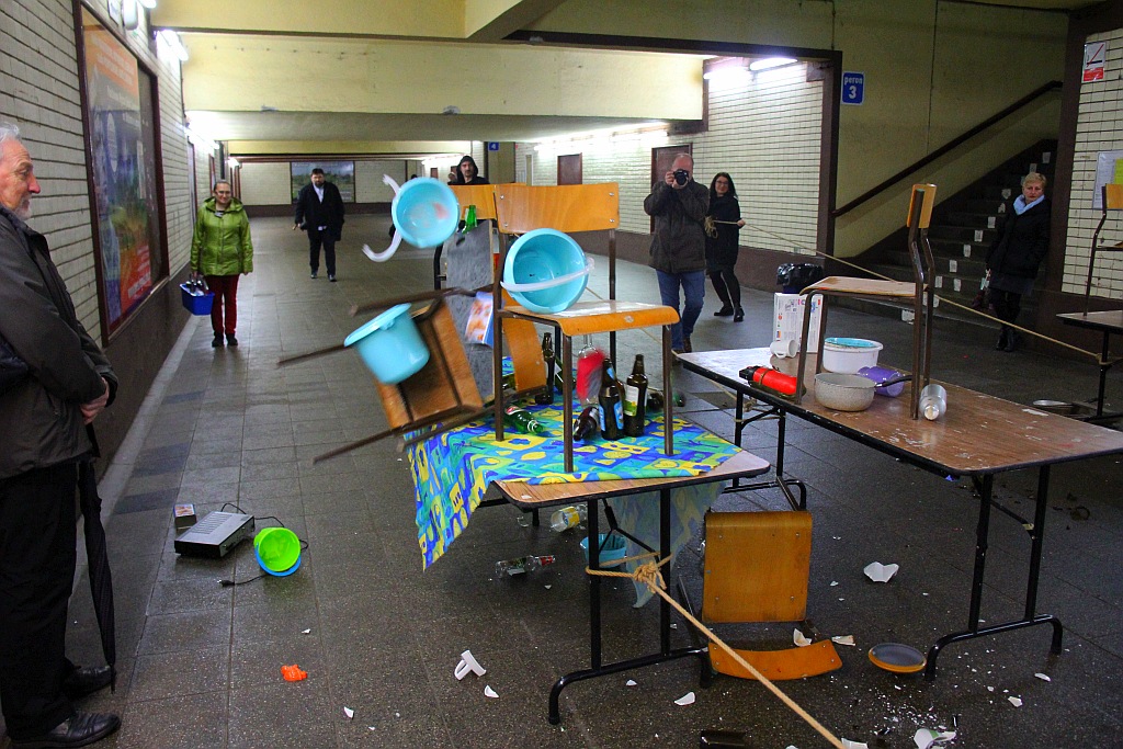 Mistrzowie performance'u na legnickim dworcu kolejowym