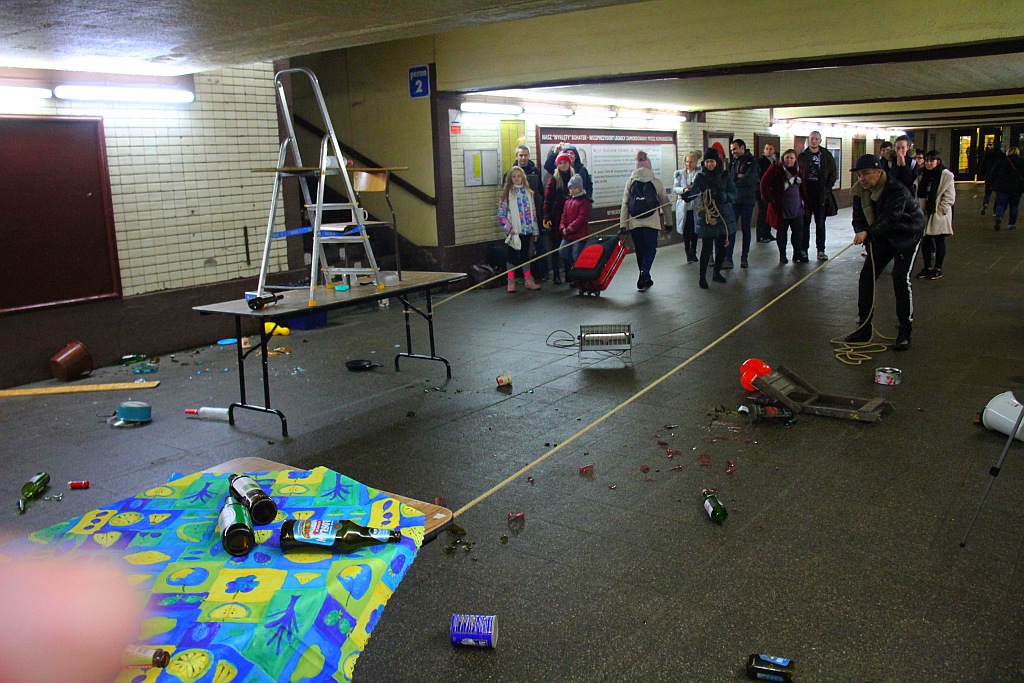 Mistrzowie performance'u na legnickim dworcu kolejowym