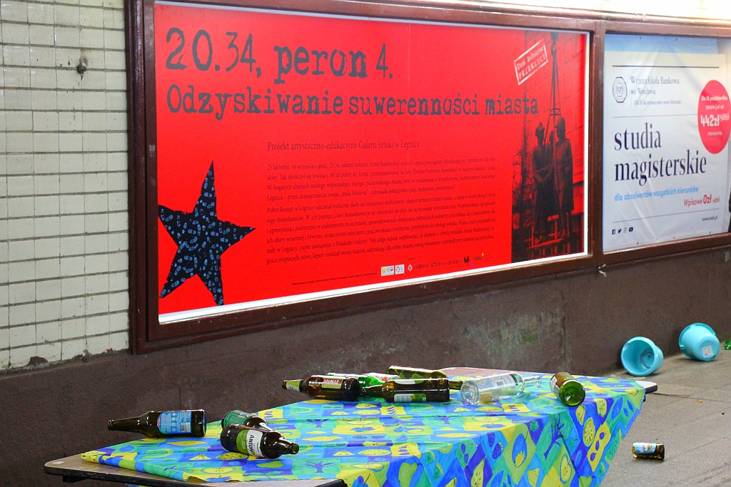 Mistrzowie performance'u na legnickim dworcu kolejowym