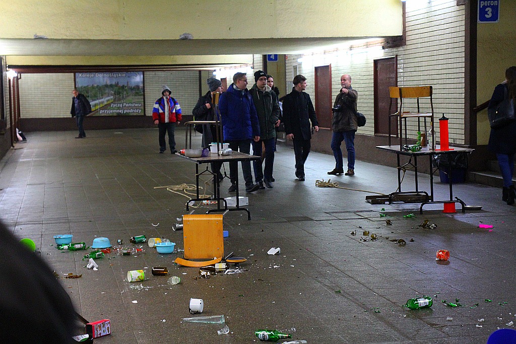 Mistrzowie performance'u na legnickim dworcu kolejowym