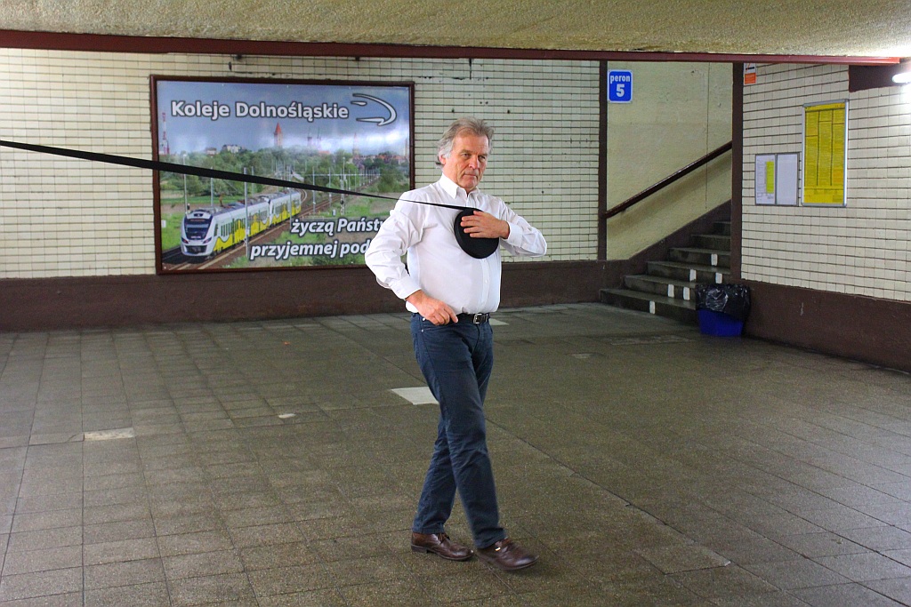 Mistrzowie performance'u na legnickim dworcu kolejowym
