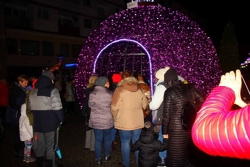 Iluminacje w Legnicy już zachwycają i cieszą i oczy