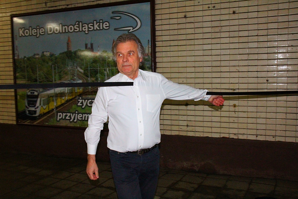Mistrzowie performance'u na legnickim dworcu kolejowym