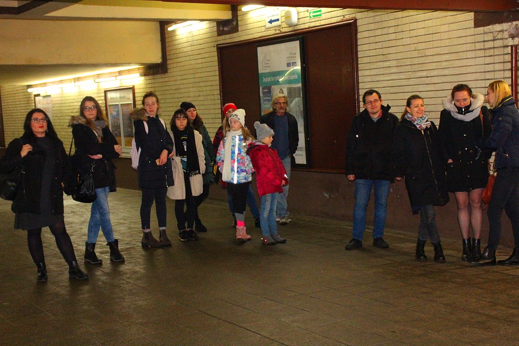 Mistrzowie performance'u na legnickim dworcu kolejowym