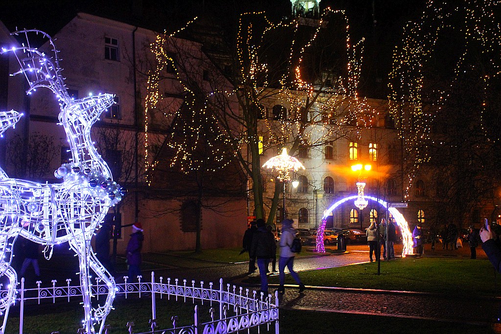 Iluminacje w Legnicy już zachwycają i cieszą i oczy