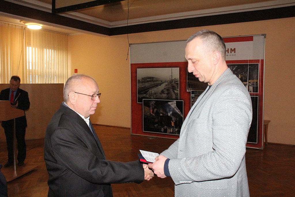 Honorowi dawcy z Hutniczej Krwi otrzymali odznaczenia i nagrody