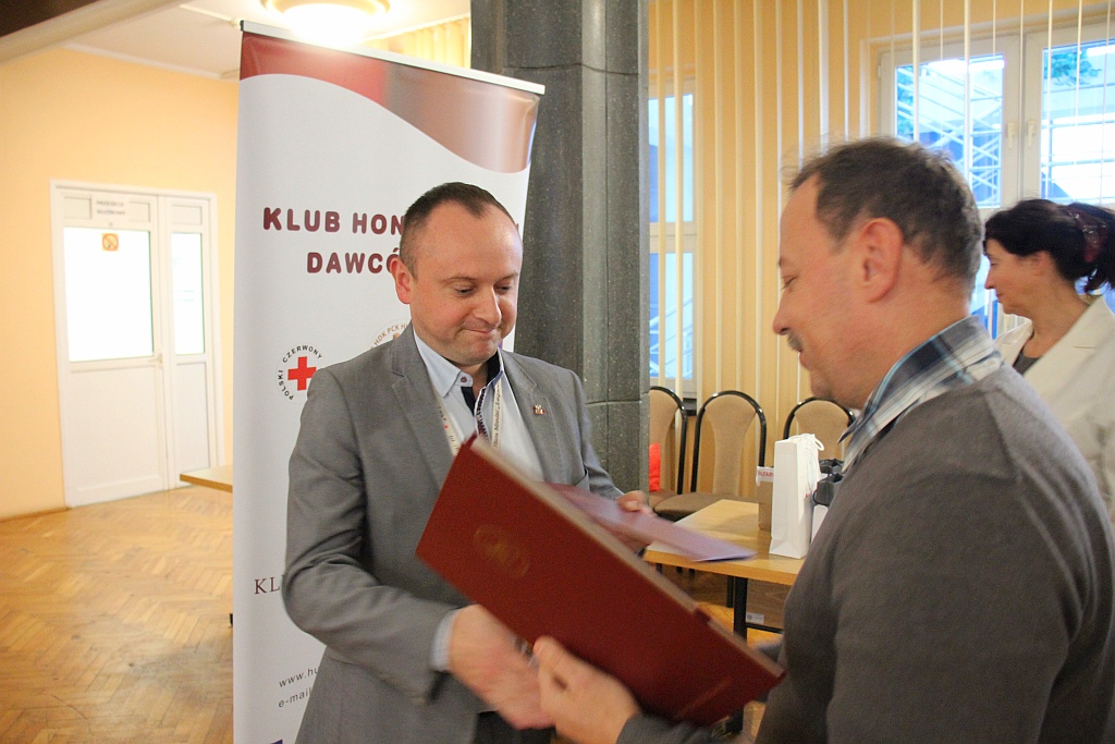 Honorowi dawcy z Hutniczej Krwi otrzymali odznaczenia i nagrody