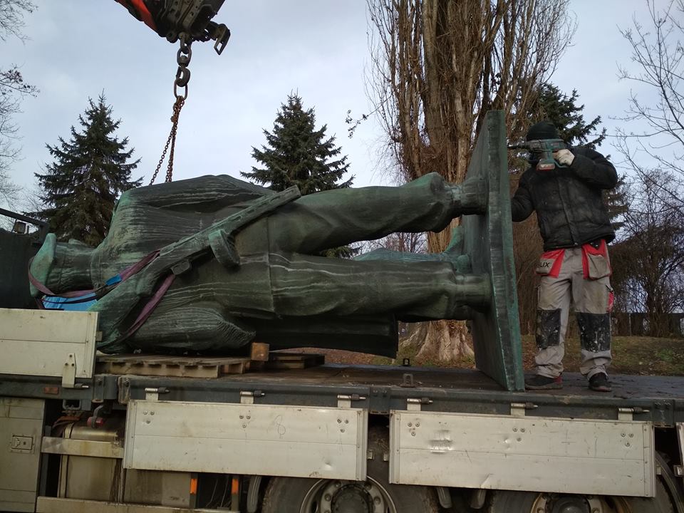 Frontowcy z dziewczynką już przeniesieni do lapidarium	