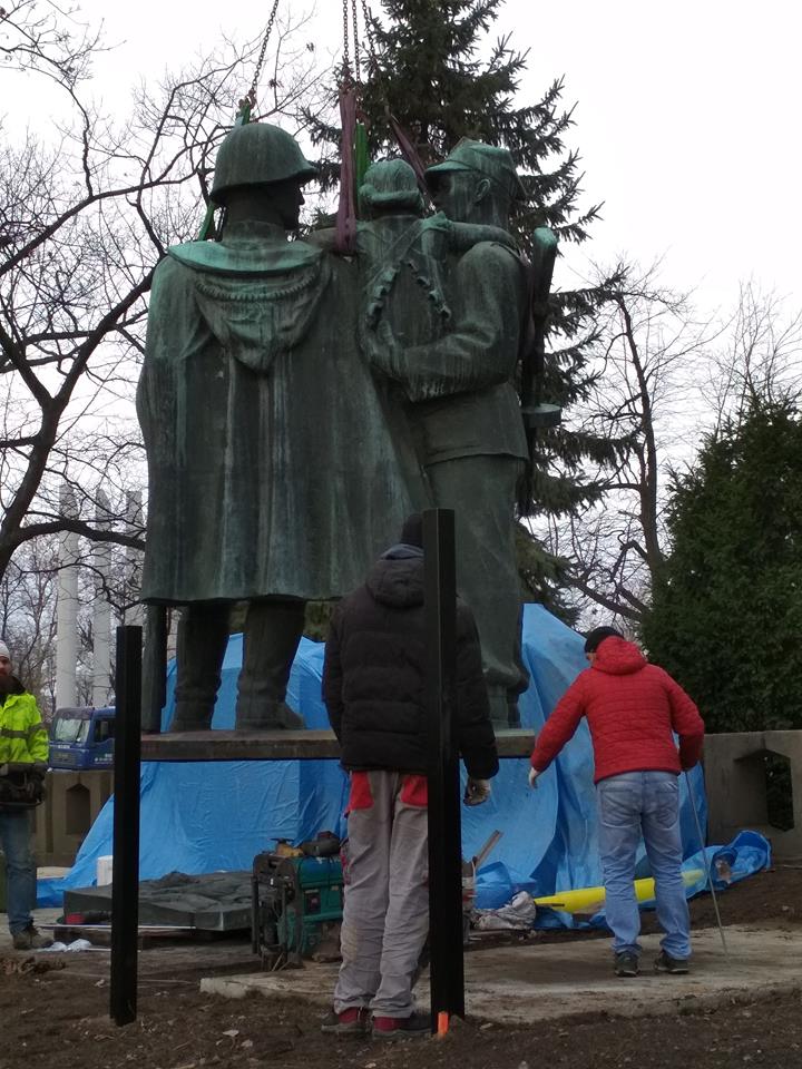 Frontowcy z dziewczynką już przeniesieni do lapidarium	