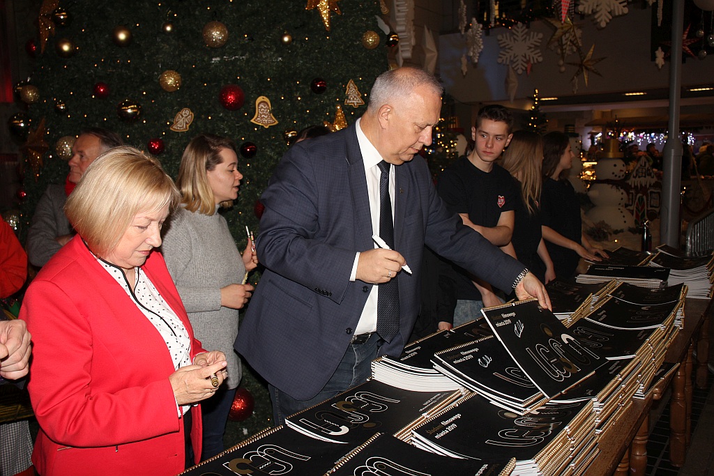 Kalendarz miejski na rok 2019 trafił do rąk legniczan