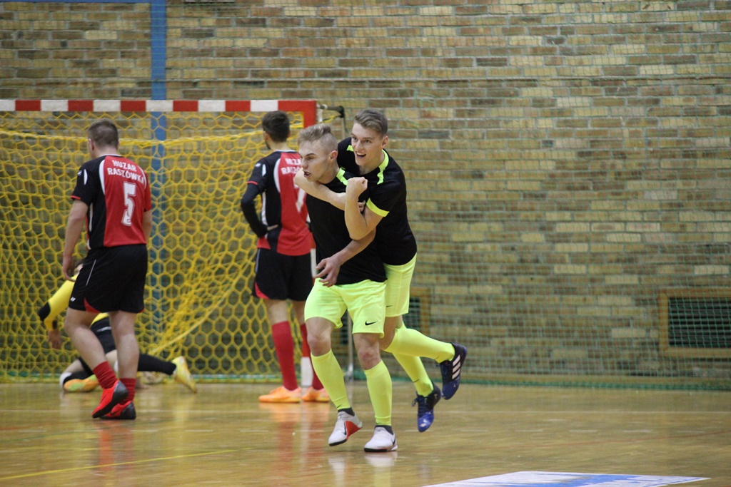 LLH: szósta seria spotkań pod znakiem niespodzianek