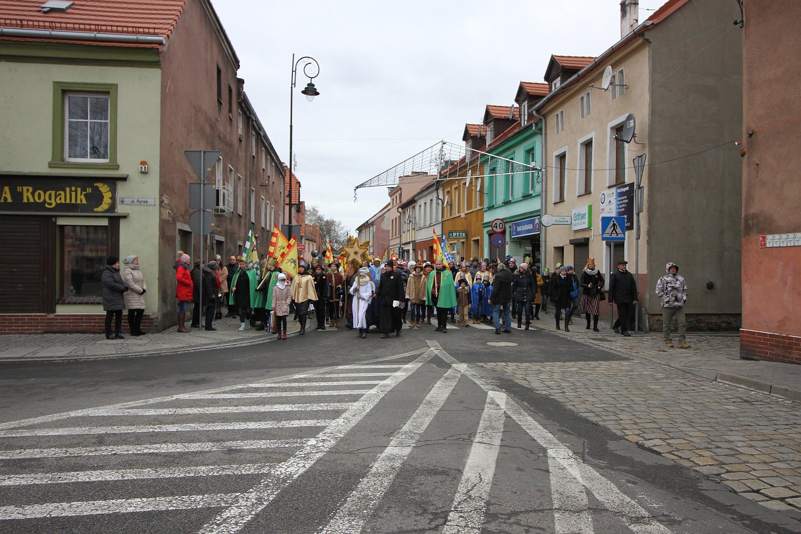 Orszak Trzech Króli zakończył się w prochowickim Rynku