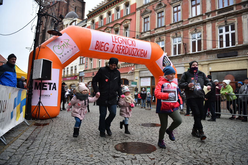 WOŚP: Jubileuszowy Bieg z Serduszkiem. Mimo deszczu tłum