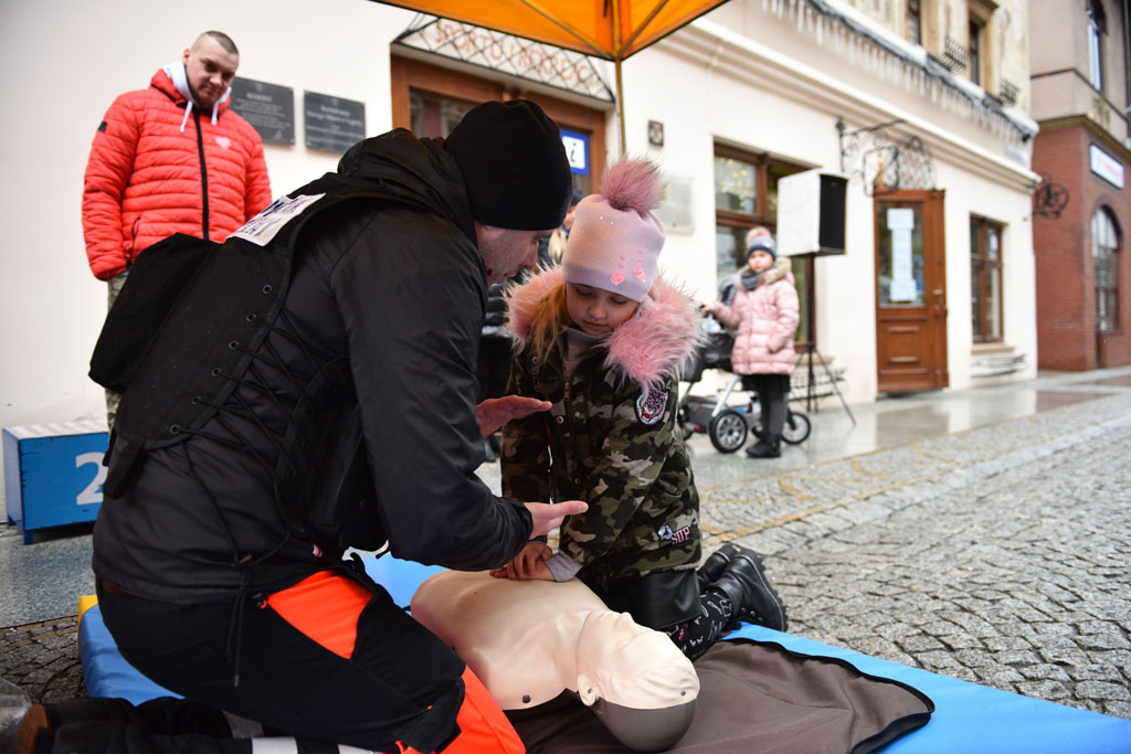 WOŚP: Orkiestra gra w całym mieście mimo niepogody