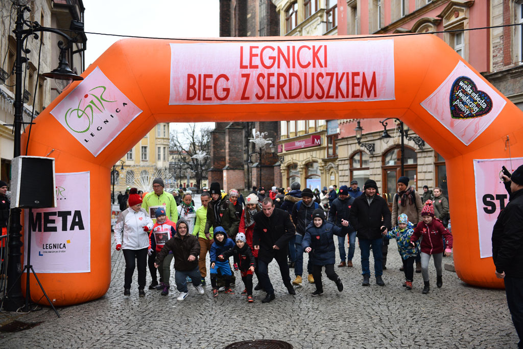 WOŚP: Jubileuszowy Bieg z Serduszkiem. Mimo deszczu tłum