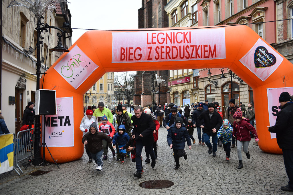 WOŚP: Jubileuszowy Bieg z Serduszkiem. Mimo deszczu tłum