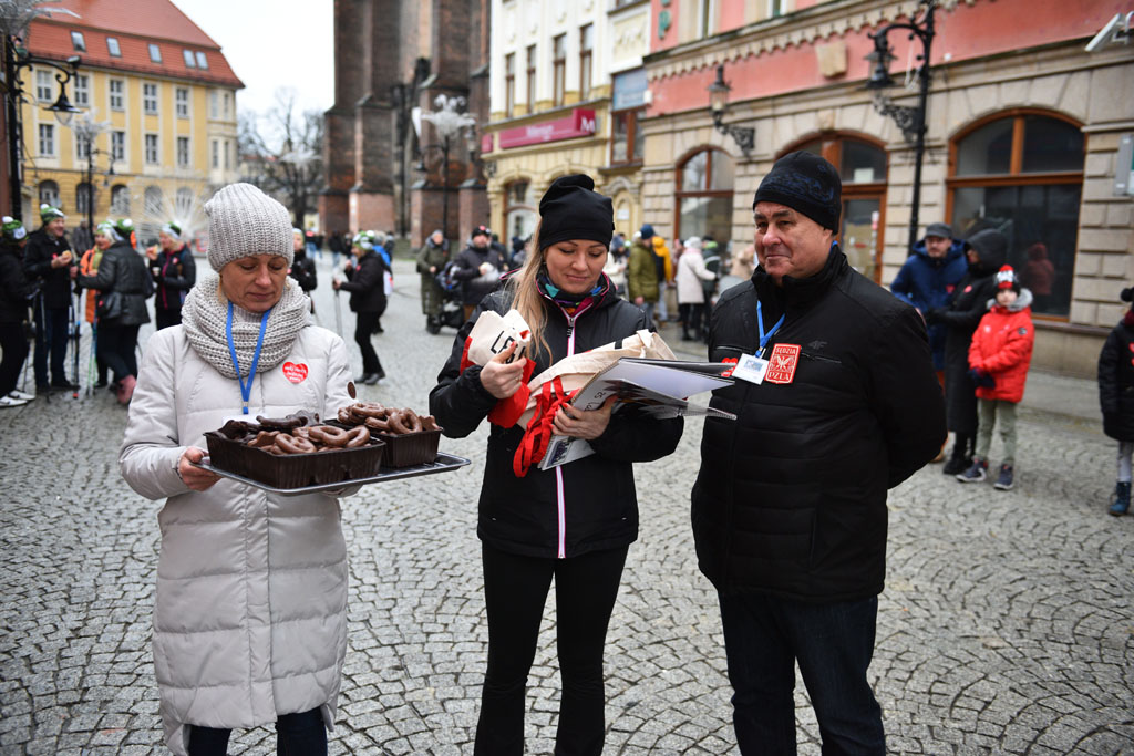 WOŚP: Jubileuszowy Bieg z Serduszkiem. Mimo deszczu tłum