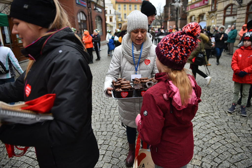 WOŚP: Jubileuszowy Bieg z Serduszkiem. Mimo deszczu tłum