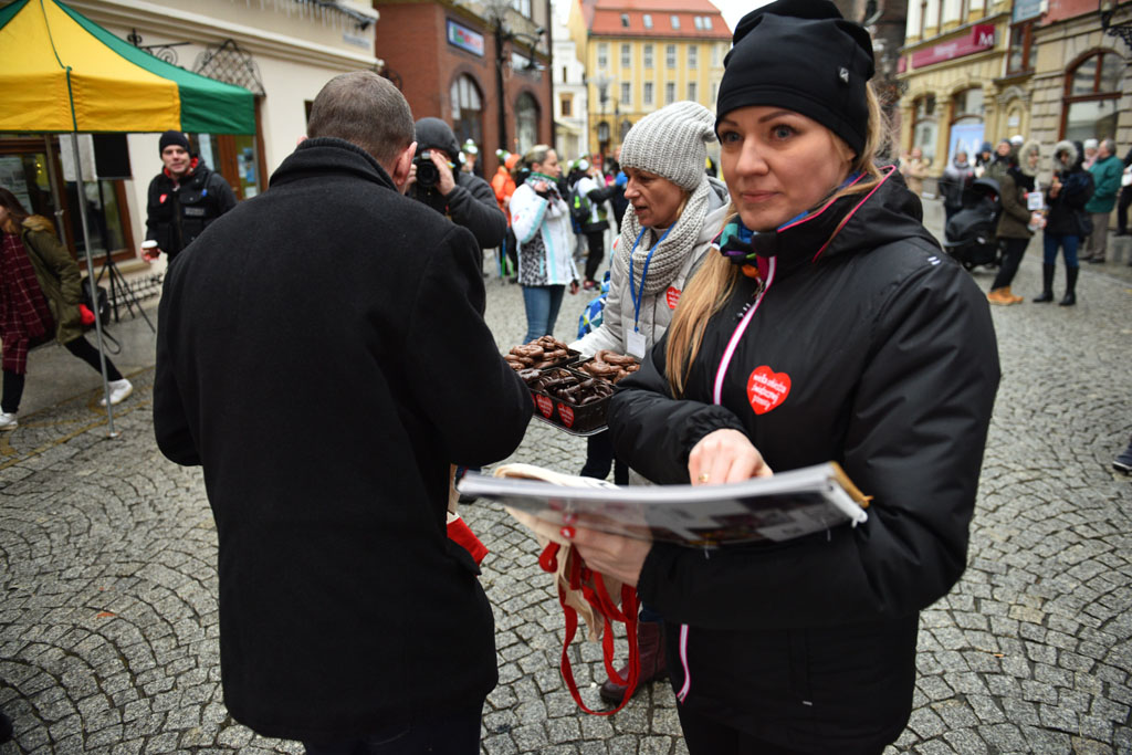 WOŚP: Jubileuszowy Bieg z Serduszkiem. Mimo deszczu tłum