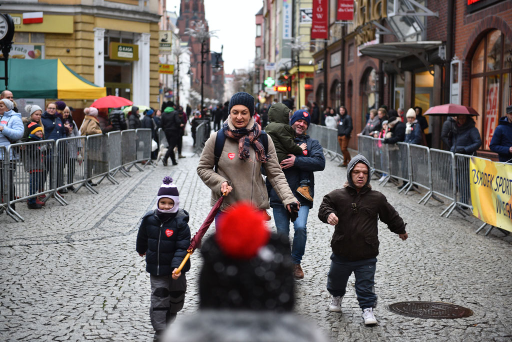 WOŚP: Jubileuszowy Bieg z Serduszkiem. Mimo deszczu tłum
