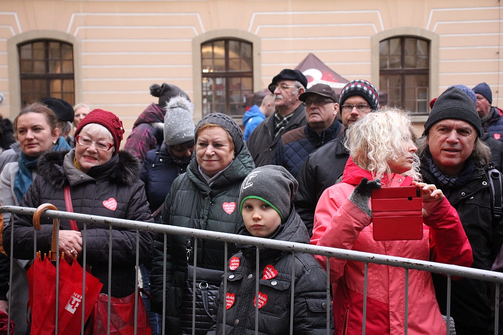 WOŚP: Morsy zanurzyły się w wodzie. Na scenie kolejne występy