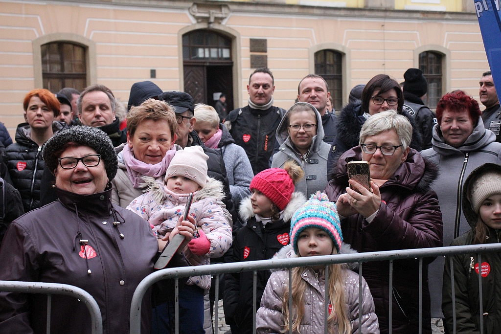 WOŚP: Morsy zanurzyły się w wodzie. Na scenie kolejne występy