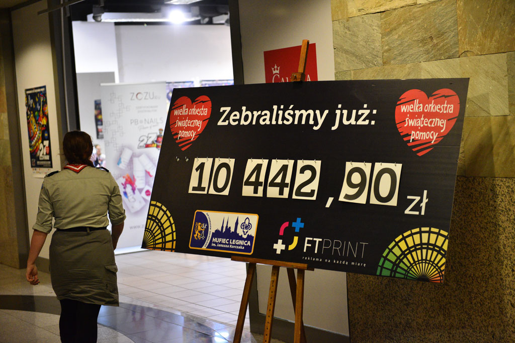 WOŚP: Orkiestra gra w całym mieście mimo niepogody
