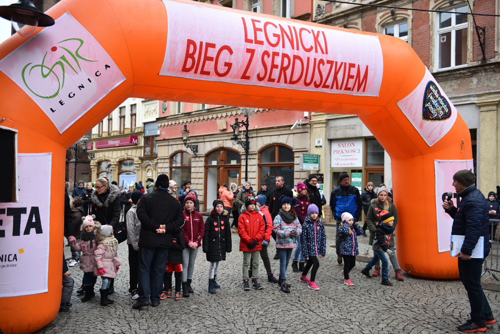 WOŚP: Jubileuszowy Bieg z Serduszkiem. Mimo deszczu tłum