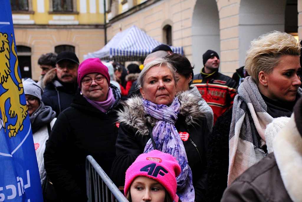 WOŚP: Morsy zanurzyły się w wodzie. Na scenie kolejne występy