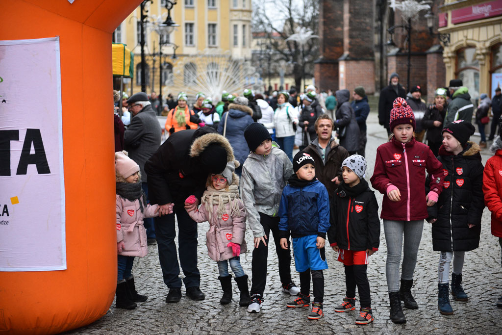 WOŚP: Jubileuszowy Bieg z Serduszkiem. Mimo deszczu tłum