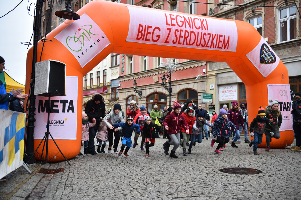 WOŚP: Jubileuszowy Bieg z Serduszkiem. Mimo deszczu tłum