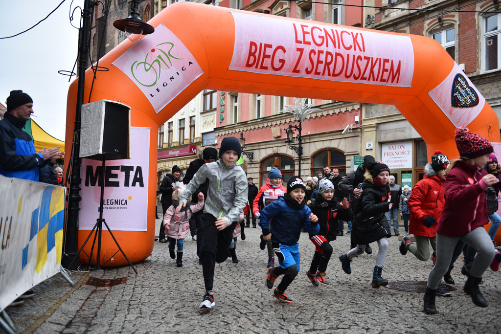WOŚP: Jubileuszowy Bieg z Serduszkiem. Mimo deszczu tłum