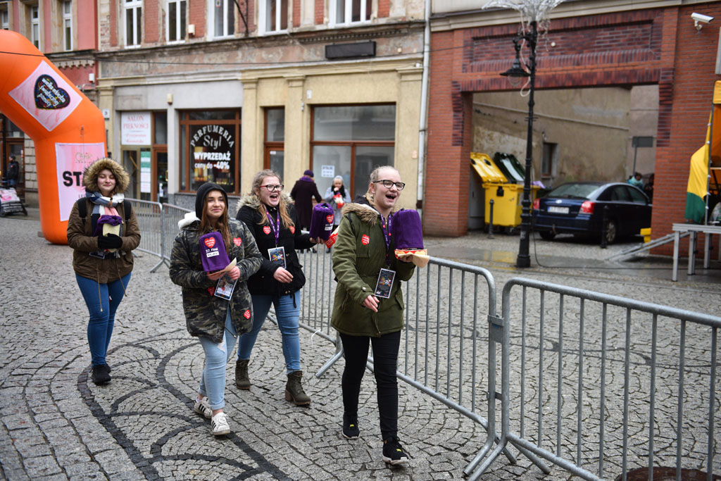 WOŚP: Orkiestra gra w całym mieście mimo niepogody