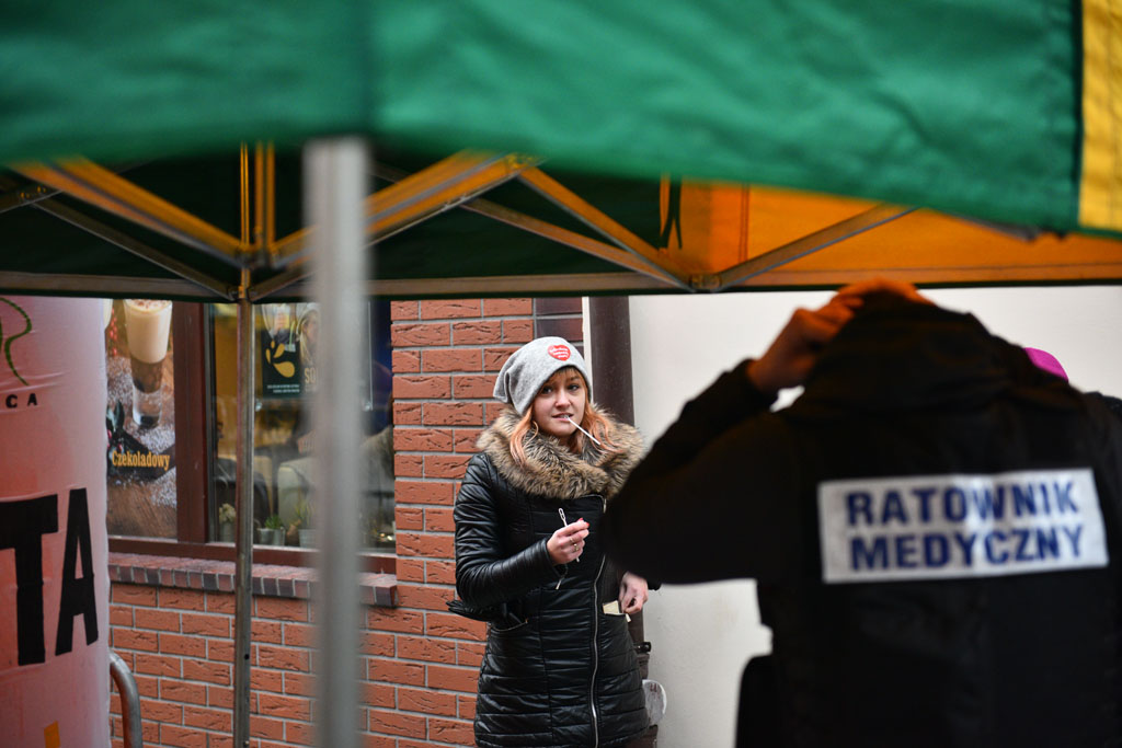 WOŚP: Orkiestra gra w całym mieście mimo niepogody