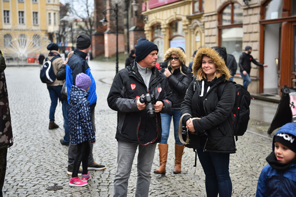 WOŚP: Orkiestra gra w całym mieście mimo niepogody