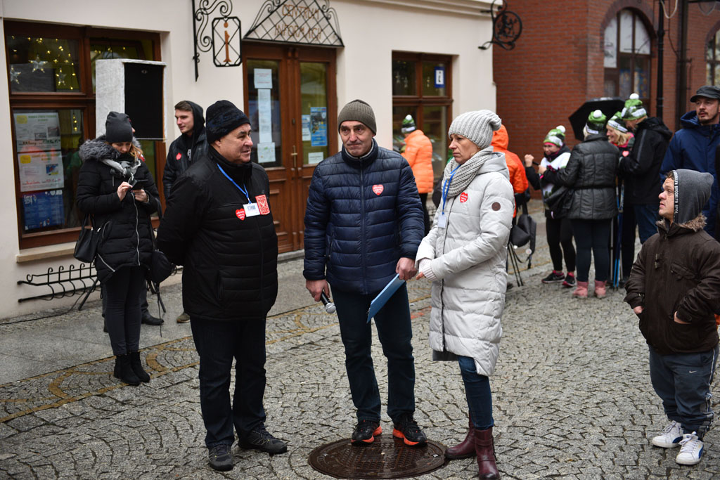 WOŚP: Orkiestra gra w całym mieście mimo niepogody