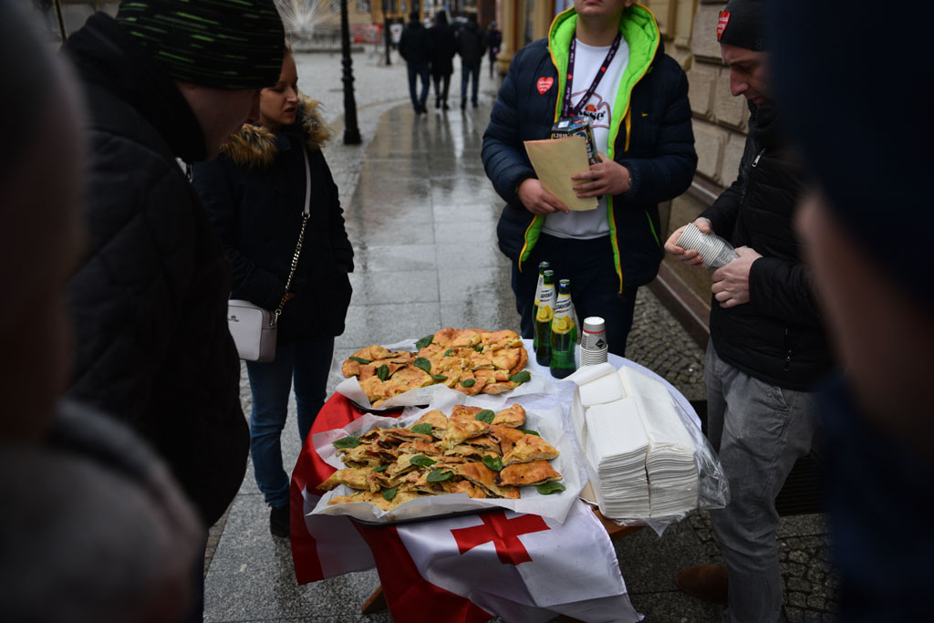 WOŚP: Orkiestra gra w całym mieście mimo niepogody