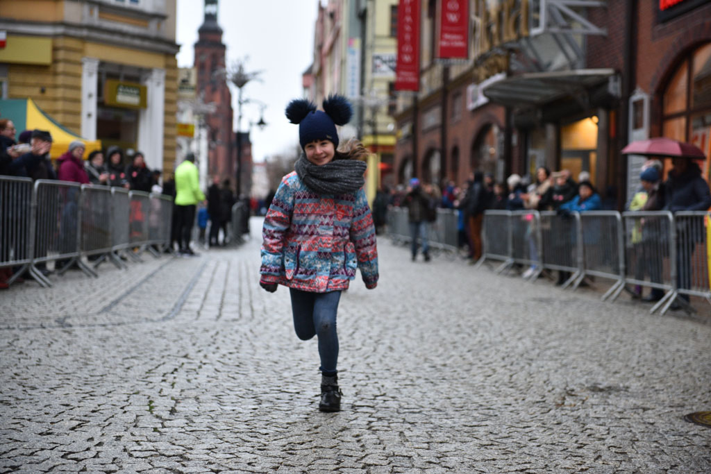 WOŚP: Jubileuszowy Bieg z Serduszkiem. Mimo deszczu tłum