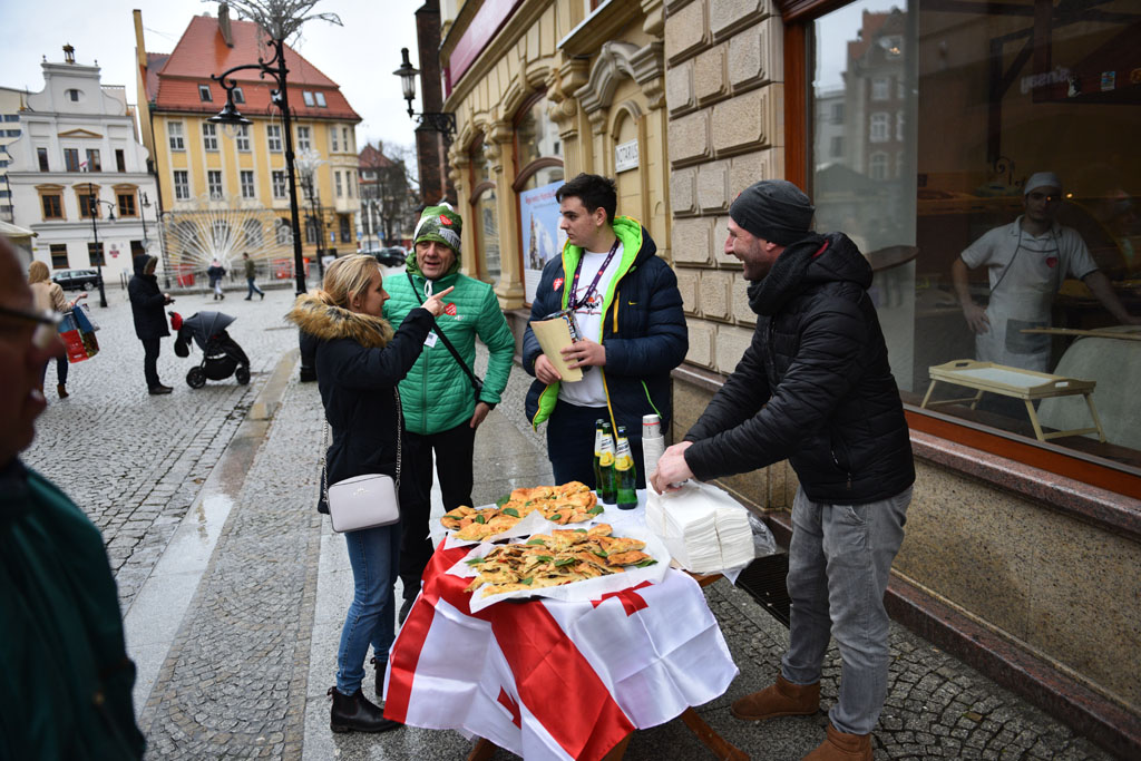WOŚP: Orkiestra gra w całym mieście mimo niepogody
