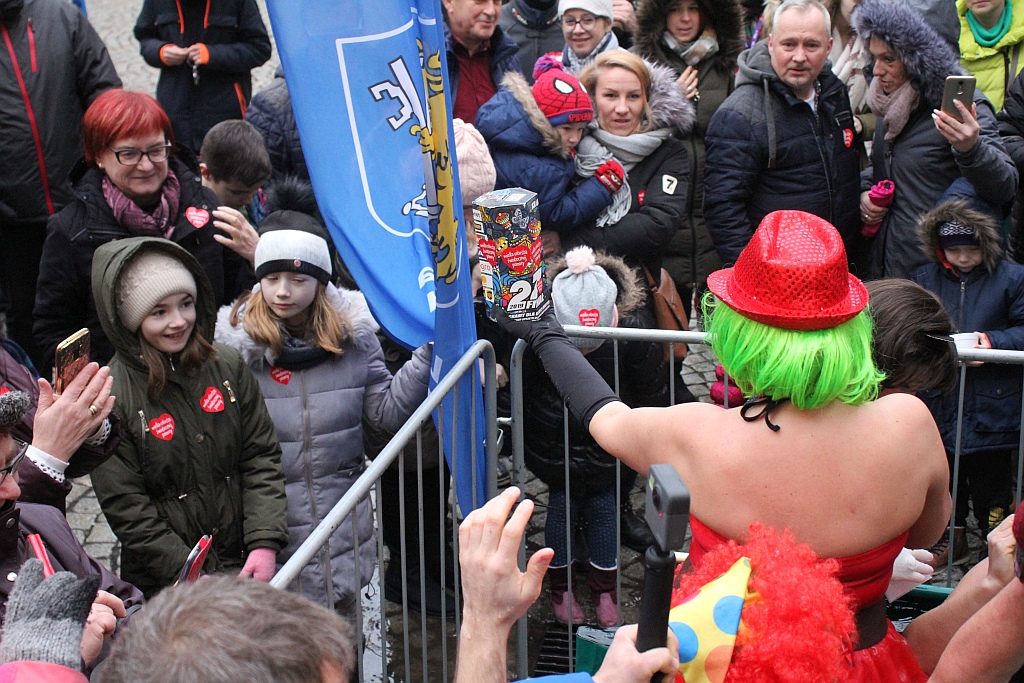 WOŚP: Morsy zanurzyły się w wodzie. Na scenie kolejne występy