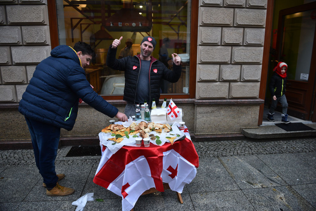 WOŚP: Orkiestra gra w całym mieście mimo niepogody