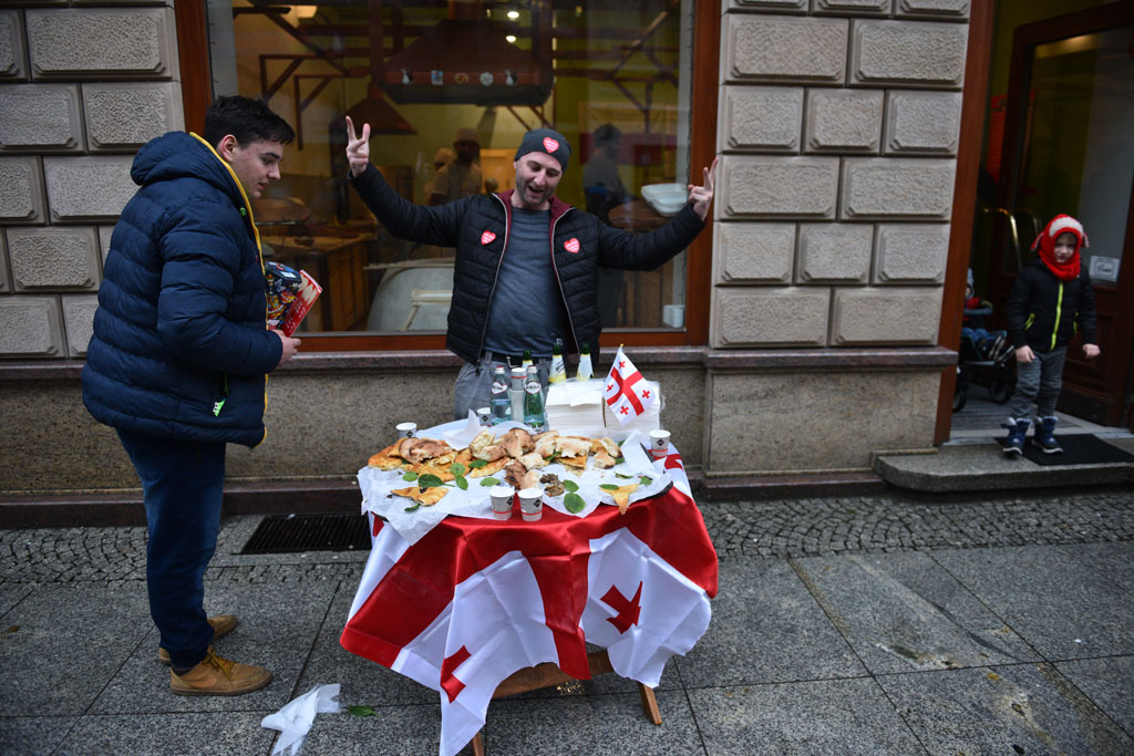 WOŚP: Orkiestra gra w całym mieście mimo niepogody