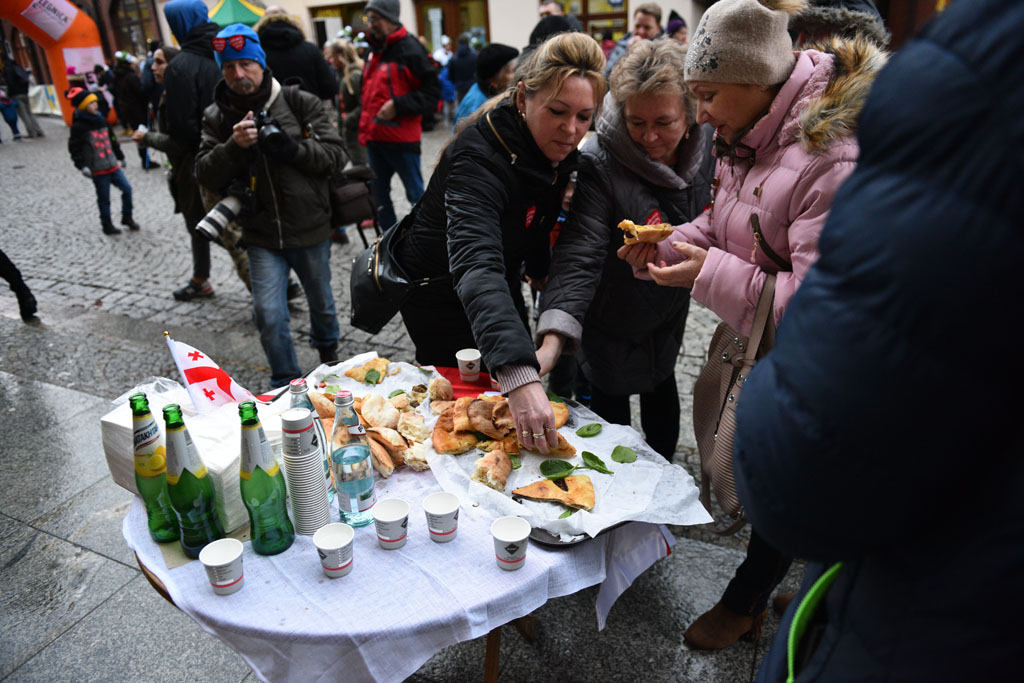 WOŚP: Orkiestra gra w całym mieście mimo niepogody