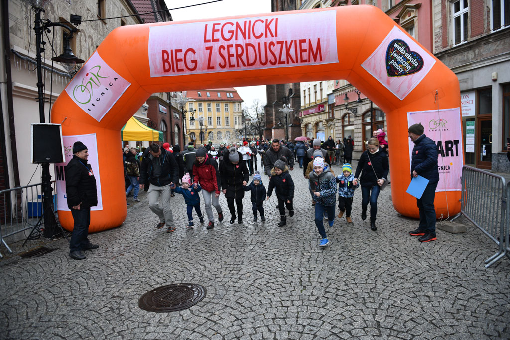 WOŚP: Jubileuszowy Bieg z Serduszkiem. Mimo deszczu tłum