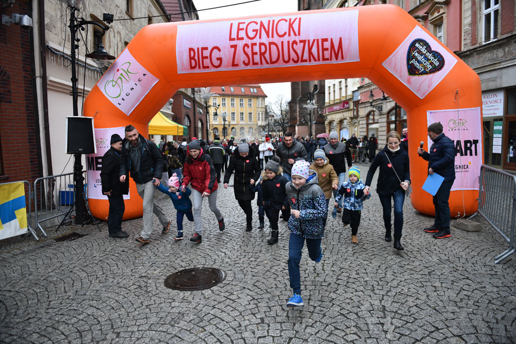 WOŚP: Jubileuszowy Bieg z Serduszkiem. Mimo deszczu tłum