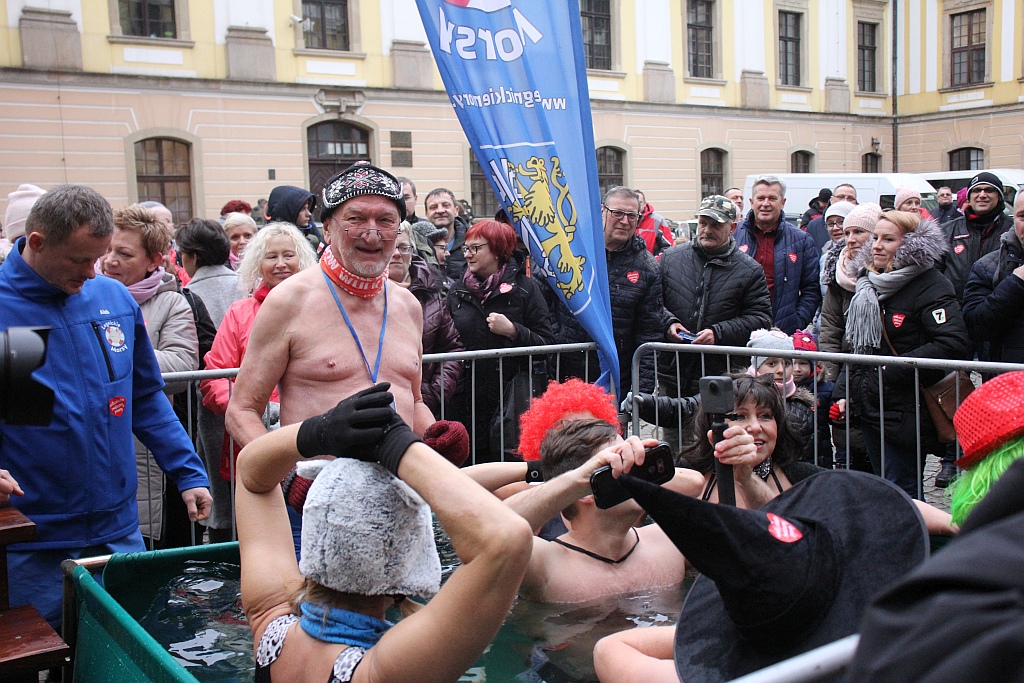 WOŚP: Morsy zanurzyły się w wodzie. Na scenie kolejne występy