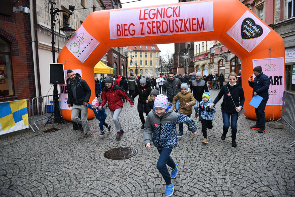 WOŚP: Jubileuszowy Bieg z Serduszkiem. Mimo deszczu tłum