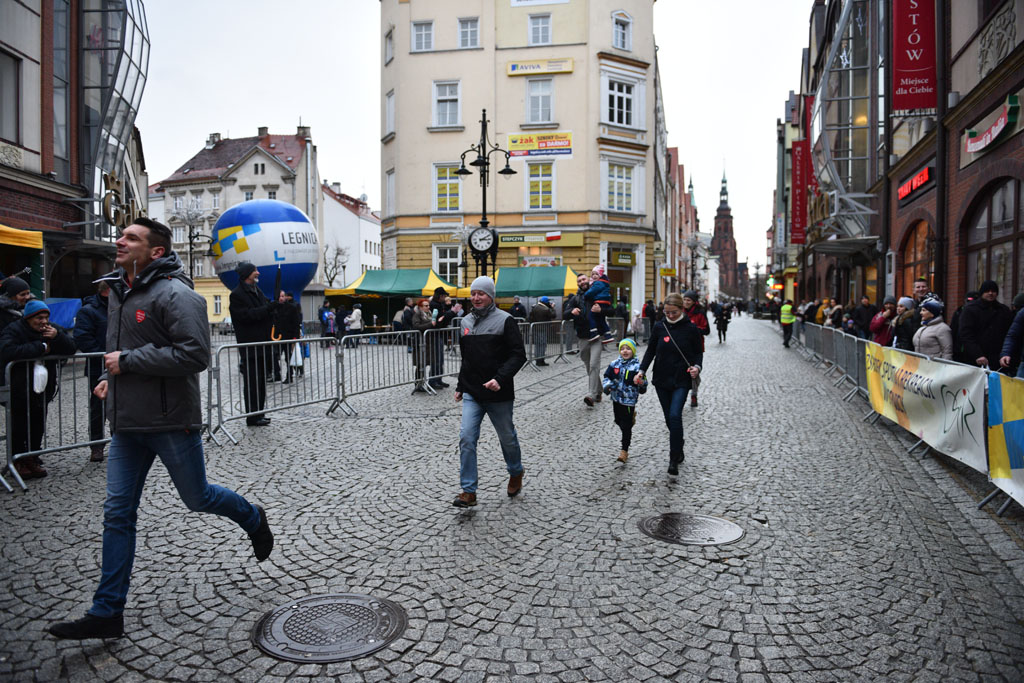 WOŚP: Jubileuszowy Bieg z Serduszkiem. Mimo deszczu tłum